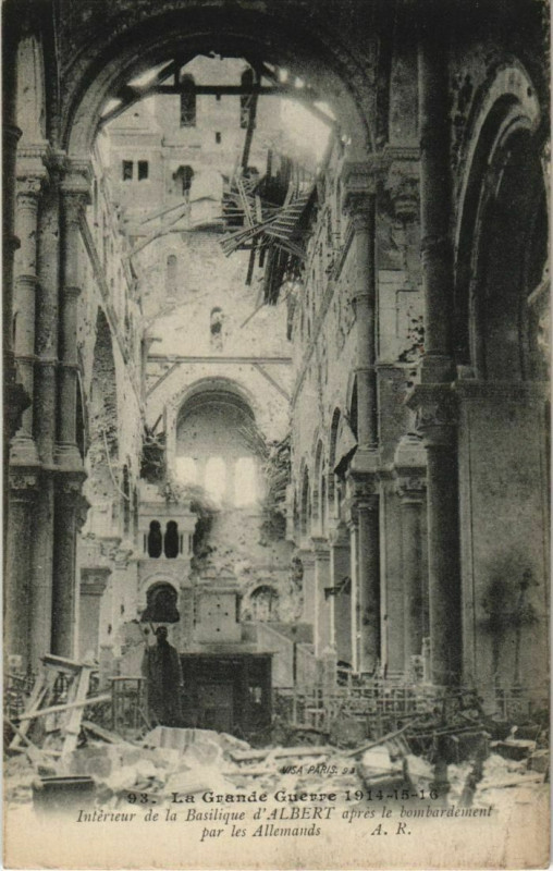 Carte postale ancienne Guerre Albert La Basilique Intérieur à Albert