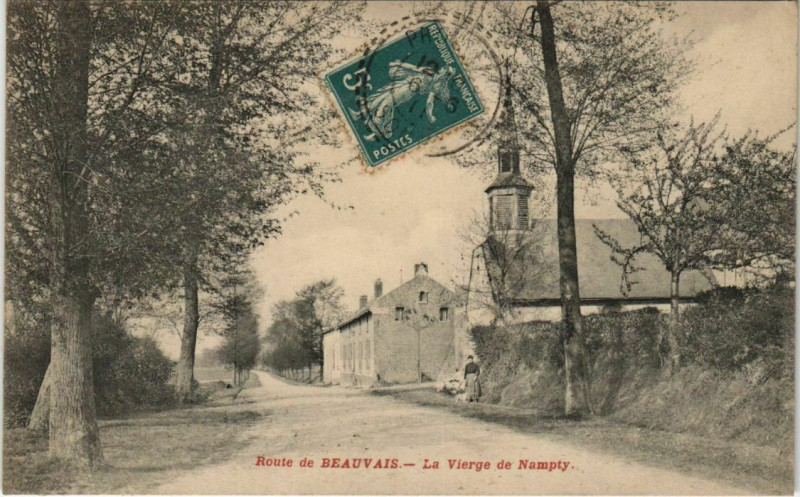 Carte postale ancienne Nampty Route de Beauvais La Vierge à Nampty