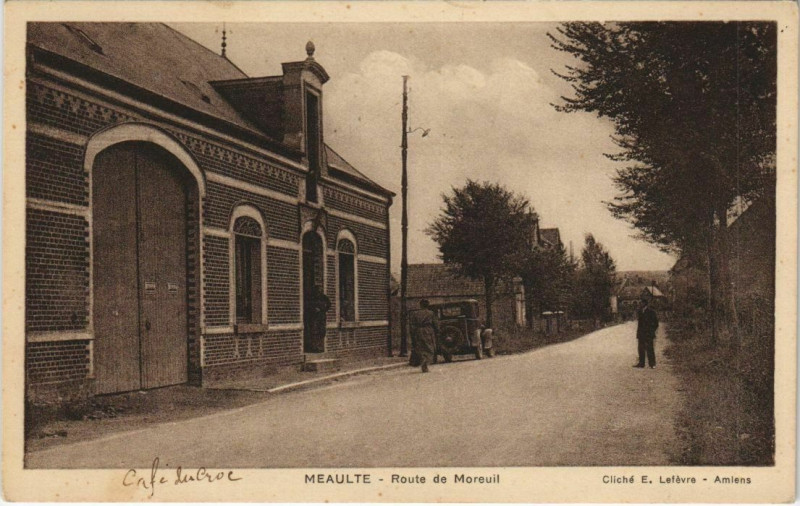 Carte postale ancienne Meaulte Route de Moreuil à Ault