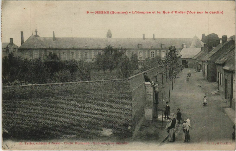 Carte postale ancienne Nesle Hospice rue d'Enfer à Nesle