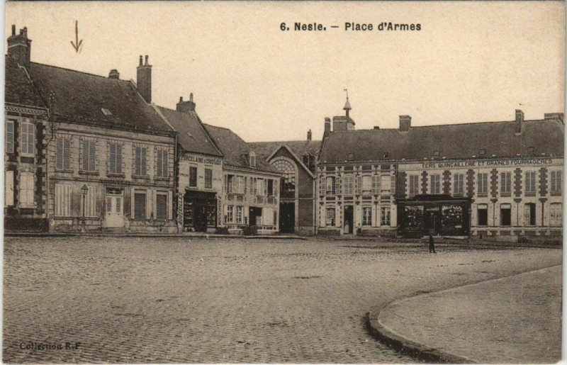 Carte postale ancienne Nesle Place d'Armes à Nesle