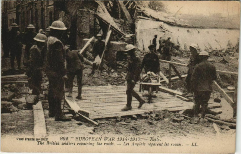 Carte postale ancienne Guerre Nesle Les Anglais réparant les routes à Nesle