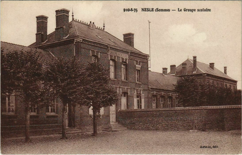 Carte postale ancienne Nesle Groupe Scolaire à Nesle
