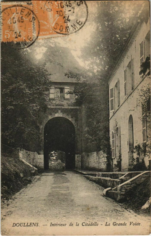 Carte postale ancienne Doullens Intérieur de la Citadelle à Doullens