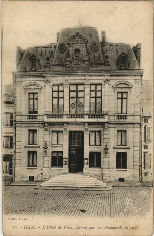 Carte postale ancienne L'Hôtel de Ville, détruit par les Allemands en 1918 à Ham