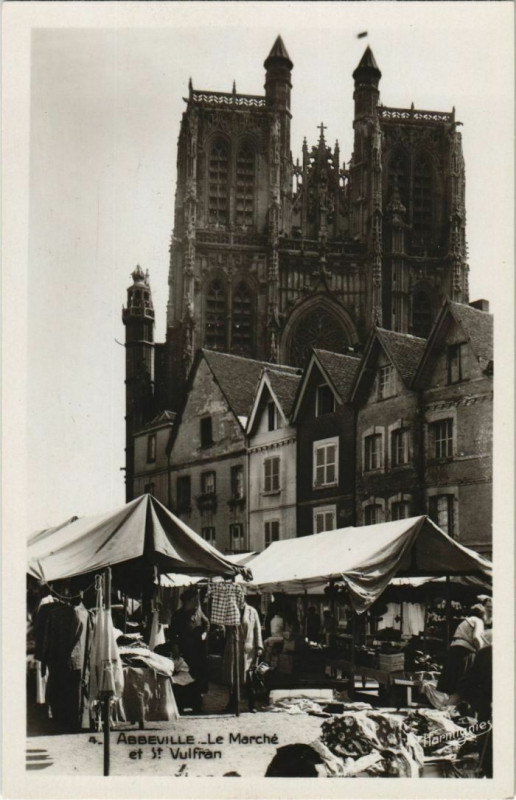 Carte postale ancienne Abbeville Le Marché et Saint-Vulfran à Abbeville