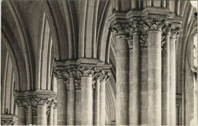 Carte postale ancienne Carte photo Cathédrale d'Amiens Intérieur détailles à Amiens