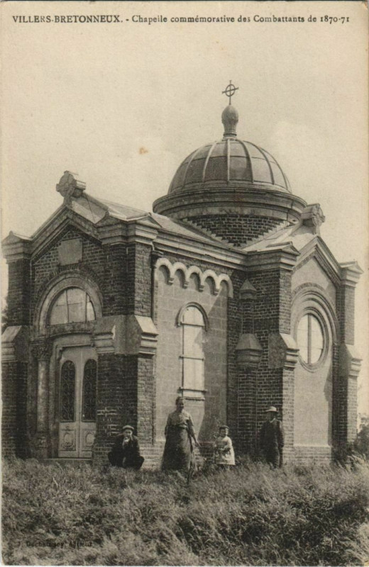 Carte postale ancienne Villers-Bretonneux Chapelle comémorative à Villers-Bretonneux