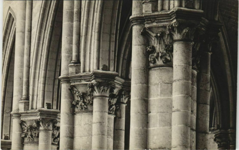 Carte postale ancienne Carte photo Cathédrale d'Amiens Intérieur détailles à Amiens