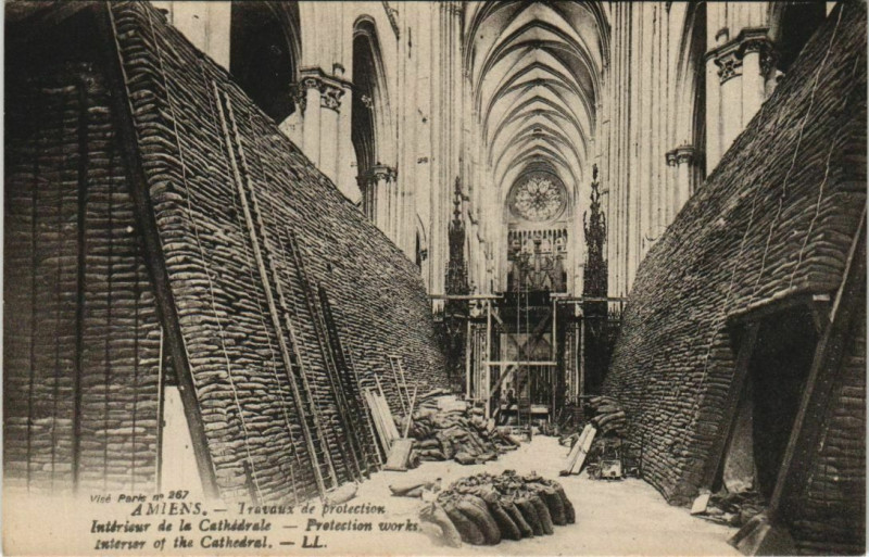 Carte postale ancienne Guerre Cathédrale d'Amiens Travaux de protection à Amiens
