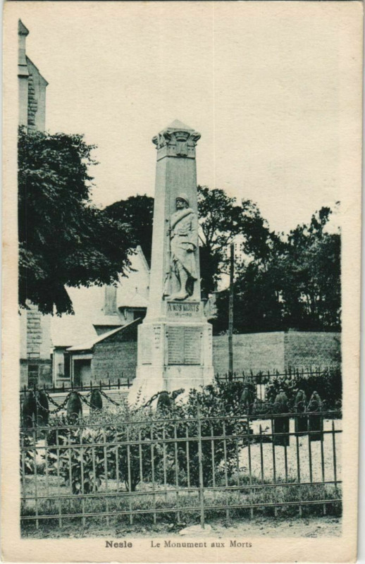 Carte postale ancienne Nesle Monument aux Morts à Nesle