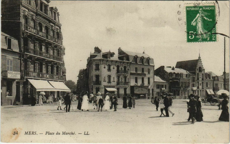 Carte postale ancienne Mers-les-Bains Place du Marché à Mers-les-Bains