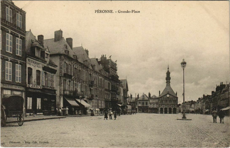 Carte postale ancienne Peronne Grande Place