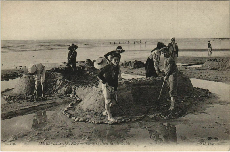 Carte postale ancienne Mers-les-Bains Construction sur le Sable à Mers-les-Bains