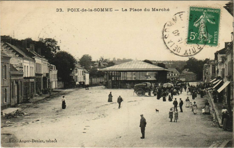 Carte postale ancienne Poix Place du Marché