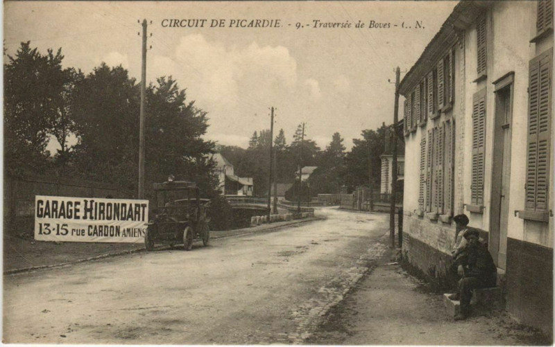 Carte postale ancienne Traversé de Boves Circuit de Picardie à Boves