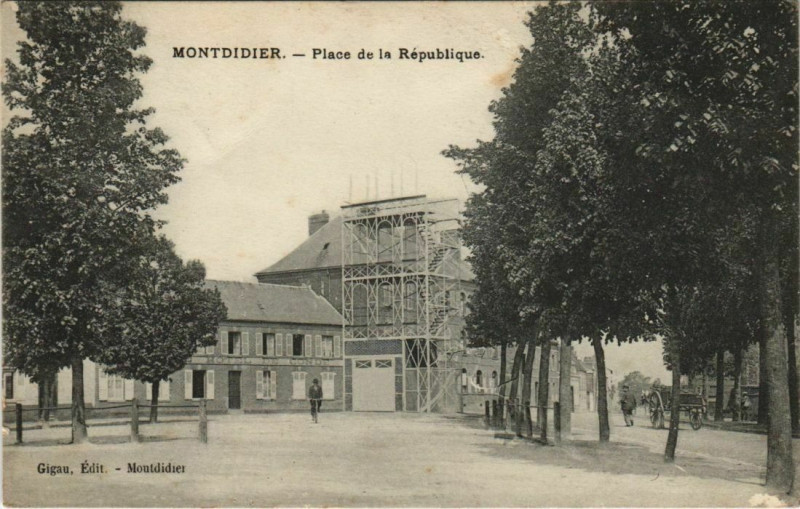 Carte postale ancienne Montdidier Place de la République à Montdidier