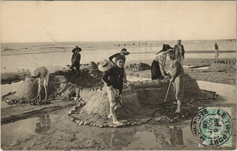 Carte postale ancienne Mers-les-Bains Construction sur la Plage à Mers-les-Bains