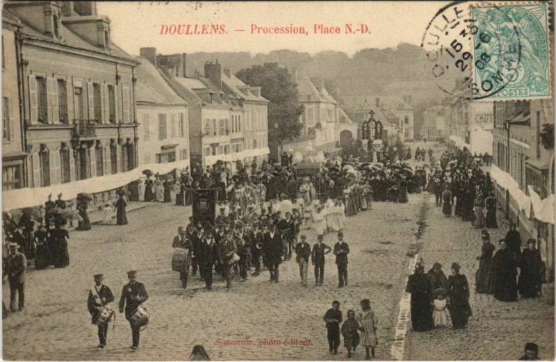 Carte postale ancienne Doullens Procession Place N-D. à Doullens