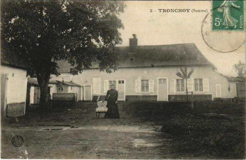Carte postale ancienne Tronchoy avant la maison à Y