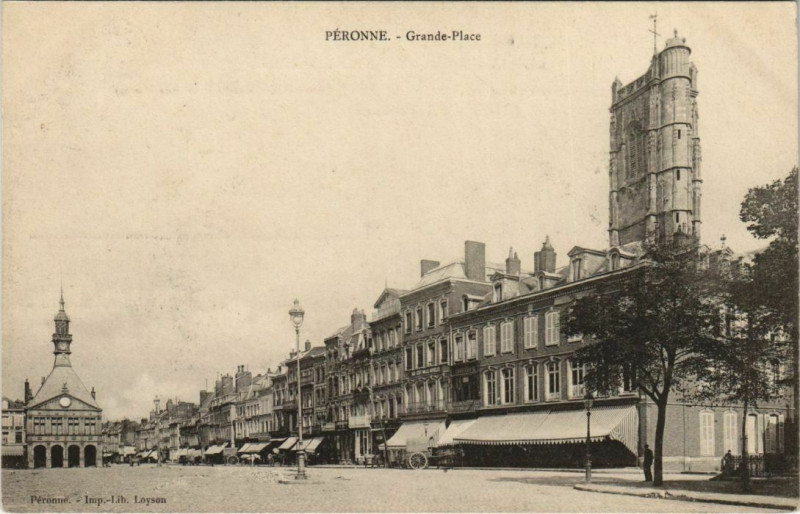 Carte postale ancienne Peronne Grande Place