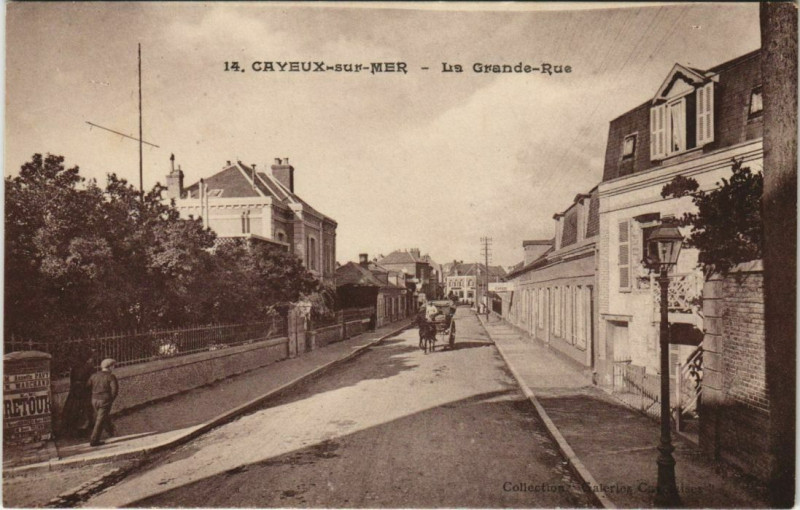 Carte postale ancienne Cayeux-sur-Mer La Grande Rue à Cayeux-sur-Mer