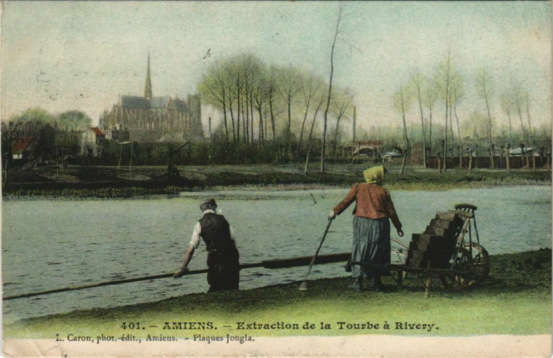 Carte postale ancienne Amiens Extraction de la Tourbe a Rivery à Amiens
