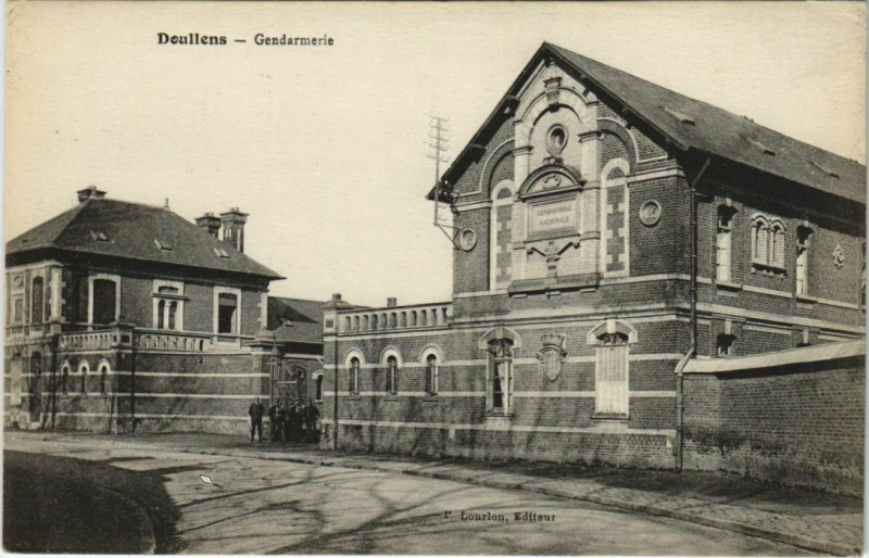 Carte postale ancienne Doullens Gendarmerie à Doullens