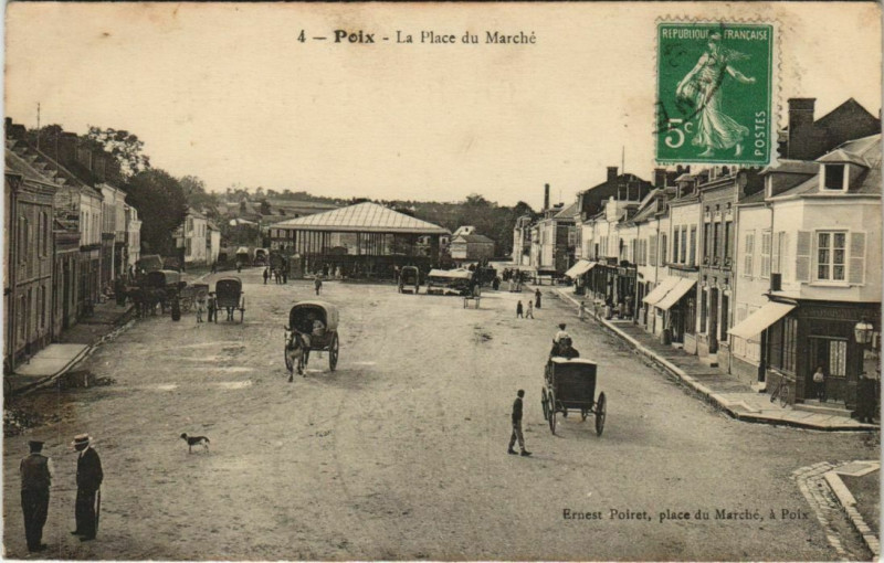Carte postale ancienne Poix Place du Marché