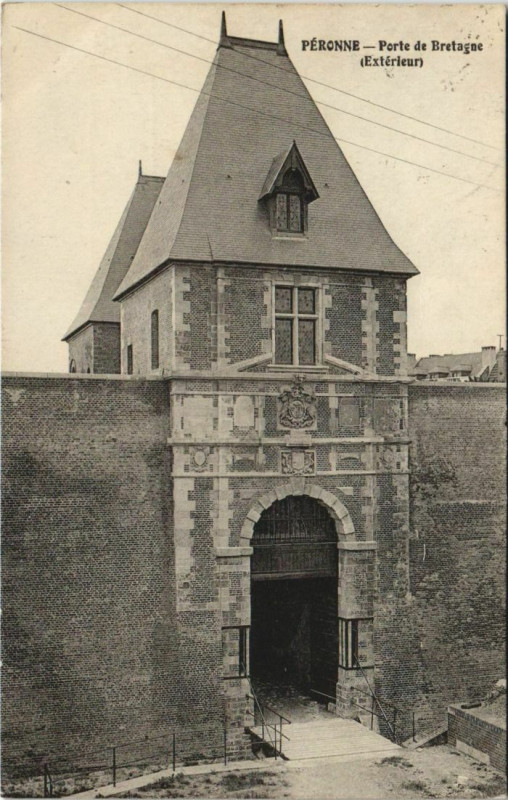 Carte postale ancienne Peronne Porte de Bretagne