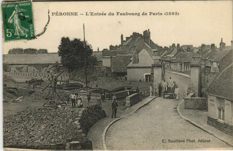 Carte postale ancienne Peronne Entrée du Fabourg de Paris