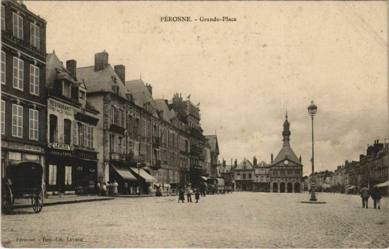 Carte postale ancienne Peronne Grande Place