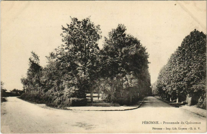 Carte postale ancienne Peronne Promenade du Qinconce