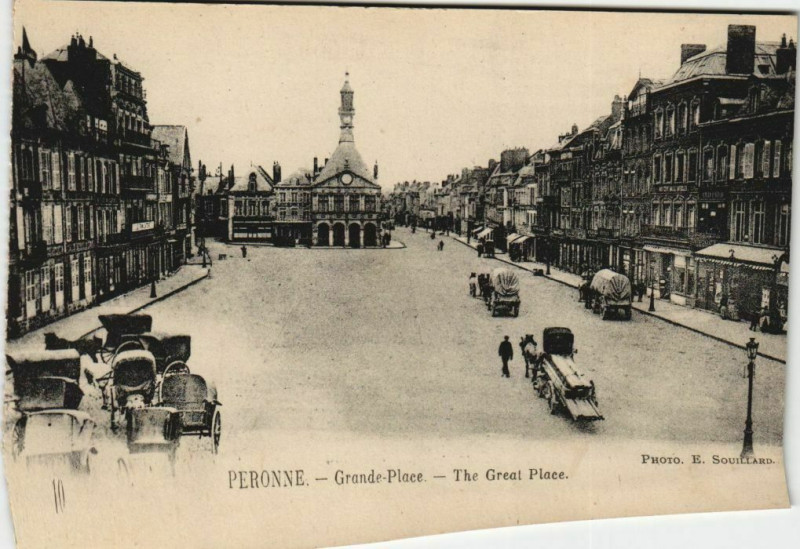 Carte postale ancienne Peronne Grande Place