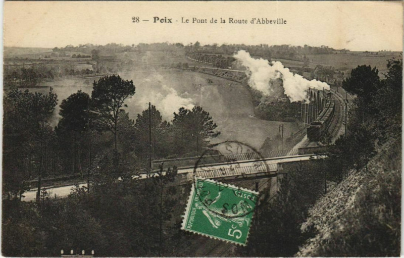 Carte postale ancienne Poix Pont de la Route dAbbeville Locomotive à Abbeville
