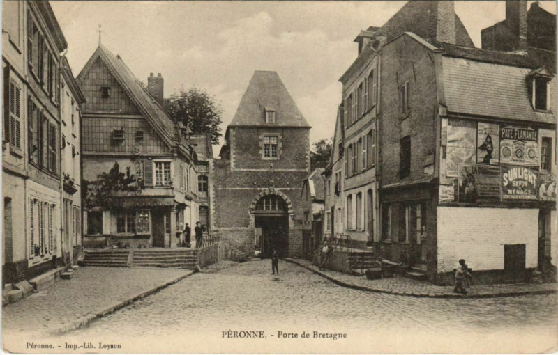 Carte postale ancienne Peronne Porte de Bretagne