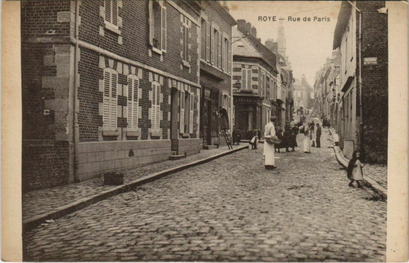 Carte postale ancienne Roye Rue de Paris à Roye