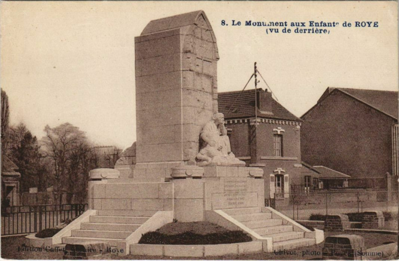 Carte postale ancienne Guerre Roye Monument aux Morts à Roye