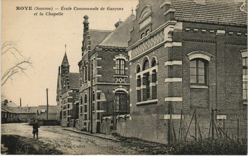 Carte postale ancienne Roye Ecole Communale de Garcons et la Chapelle à Roye