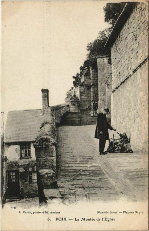 Carte postale ancienne Poix La Montée de l'Eglise