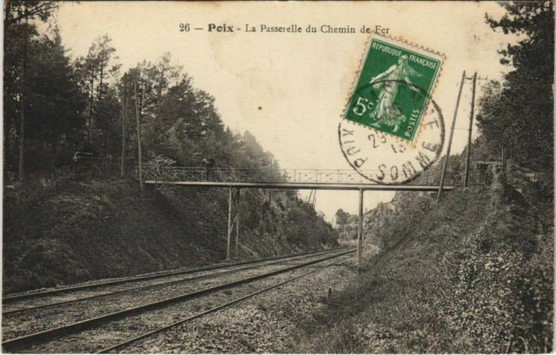 Carte postale ancienne Poix La Passerelle du Chemin de Fer