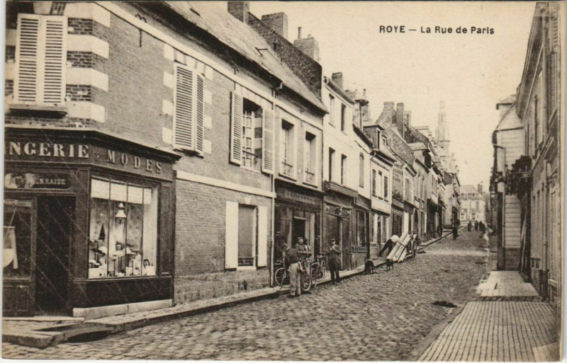 Carte postale ancienne Roye Rue de Paris à Roye
