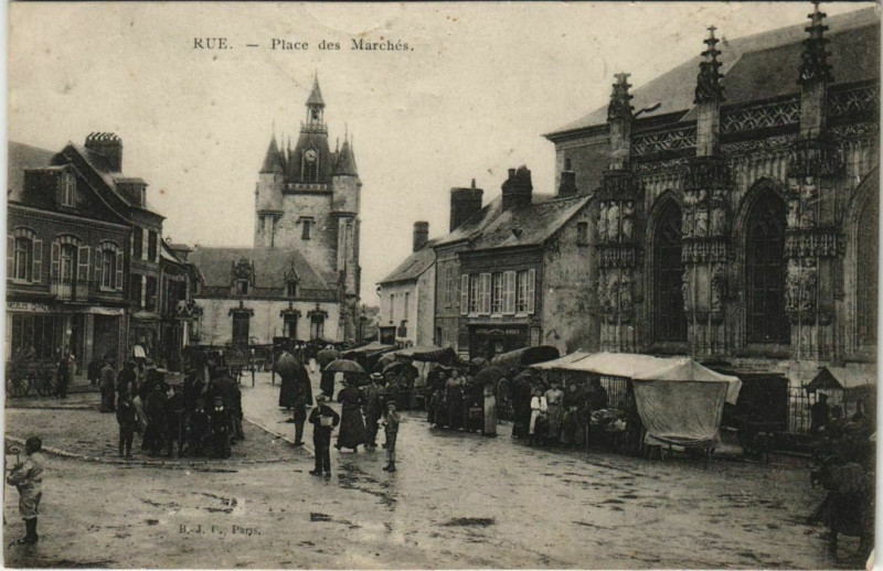 Carte postale ancienne Rue Place des Marchés à Rue
