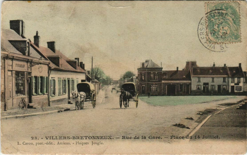 Carte postale ancienne Villers-Bretonneaux Rue de la Gare Place du 14 Juillet à Rue