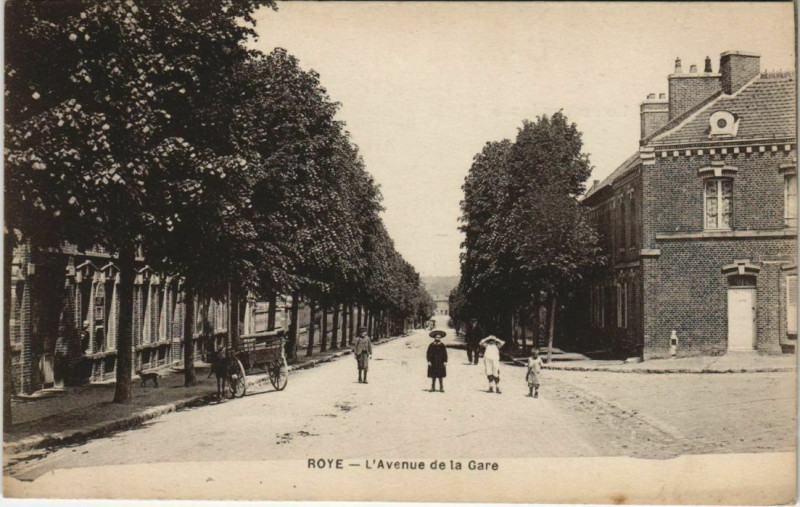 Carte postale ancienne Roye Avenue de la Gare à Roye