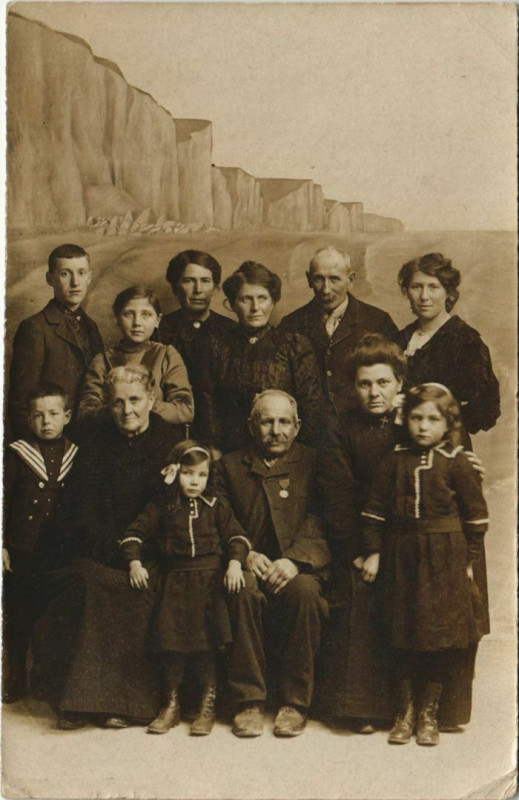 Carte postale ancienne Carte photo Chaulnes famille à Chaulnes