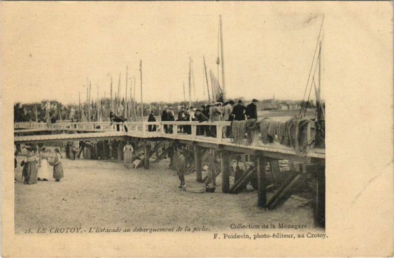 Carte postale ancienne Le Crotoy Estacade au débarquement de la peche au Crotoy