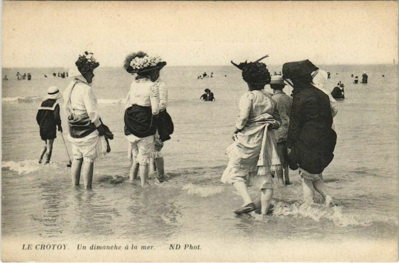Carte postale ancienne Le Crotoy Un dimanche a la mer au Crotoy