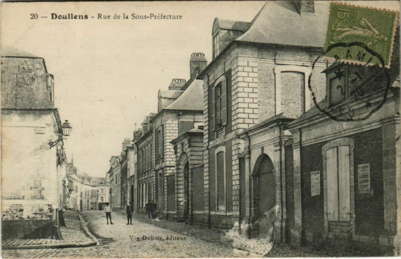 Carte postale ancienne Doullens Rue de la Sous-Préfecture à Doullens