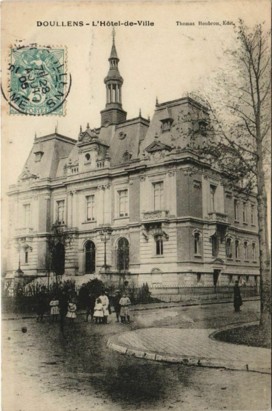 Carte postale ancienne Doullens Hotel de Ville à Doullens